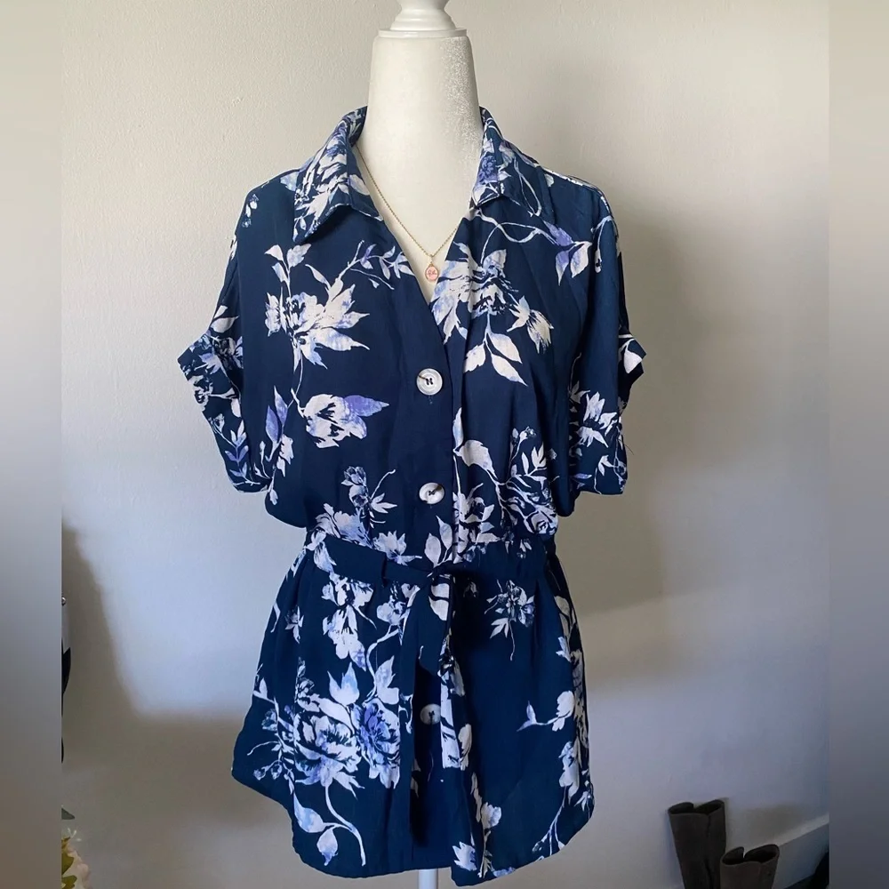 Love is for Eternity blue & white Floral shirt Sleeve Women Top Size L - Picture 1 of 7